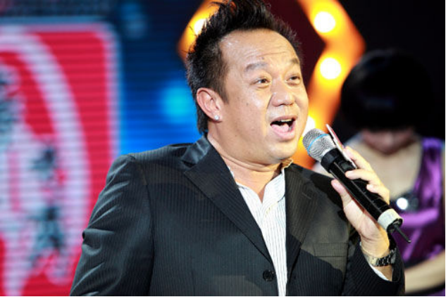 黄大炜与患癌女友约会,相恋25年深情又专一,花费过亿为对方续命