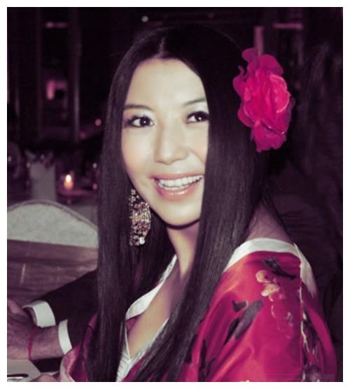 曾被男友割伤耳朵,喜欢头戴大红花的杨二车娜姆,如今过得怎么样