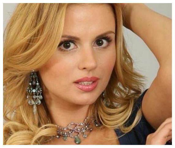 段,她的身材发育的实在是过于丰满,最终导致米萨诺维奇不得不被迫退役