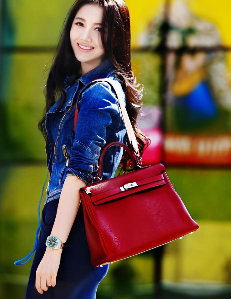 韩雯雯罕见现身白t恤配百褶裙同框朱孝天彰显80后高级品味