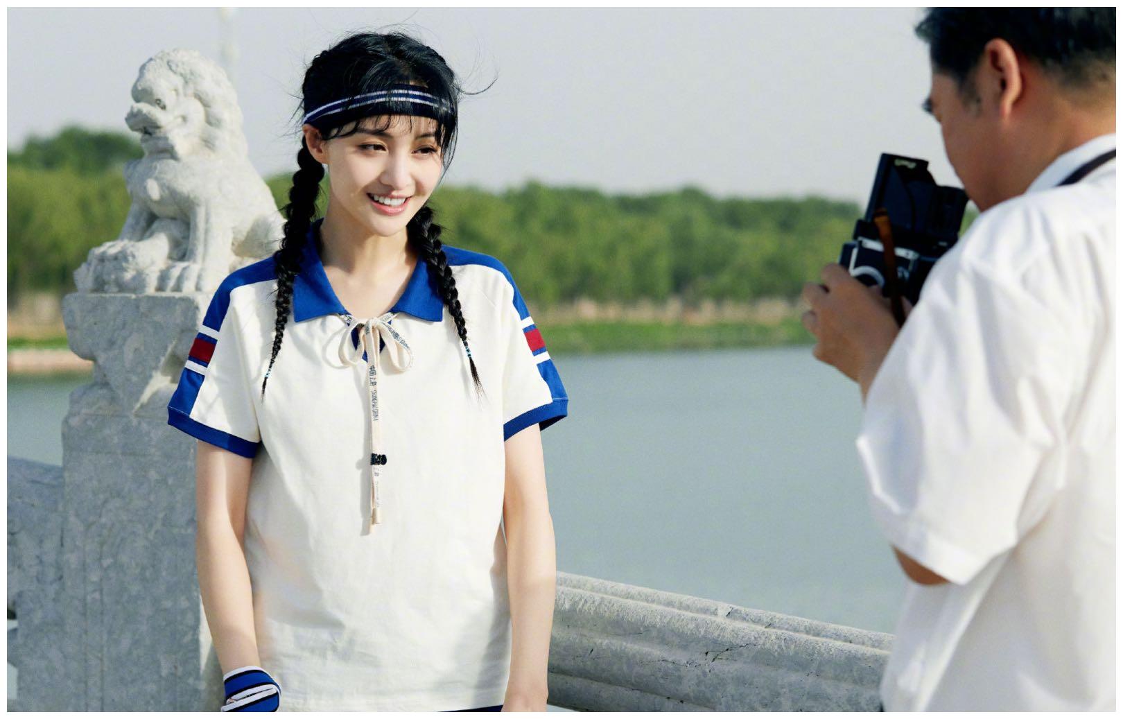 同样,周深怼粉也是够滑稽的,周深曾经总是反对自己粉丝的彩虹屁,在