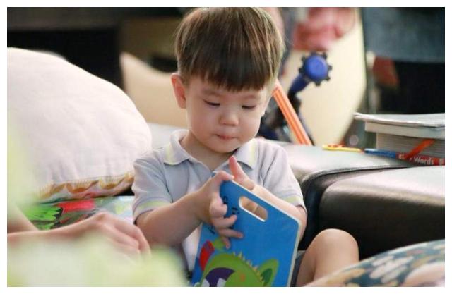 嗯哼小时候单眼皮为啥长大后就变成了双眼皮3个原因道出真相