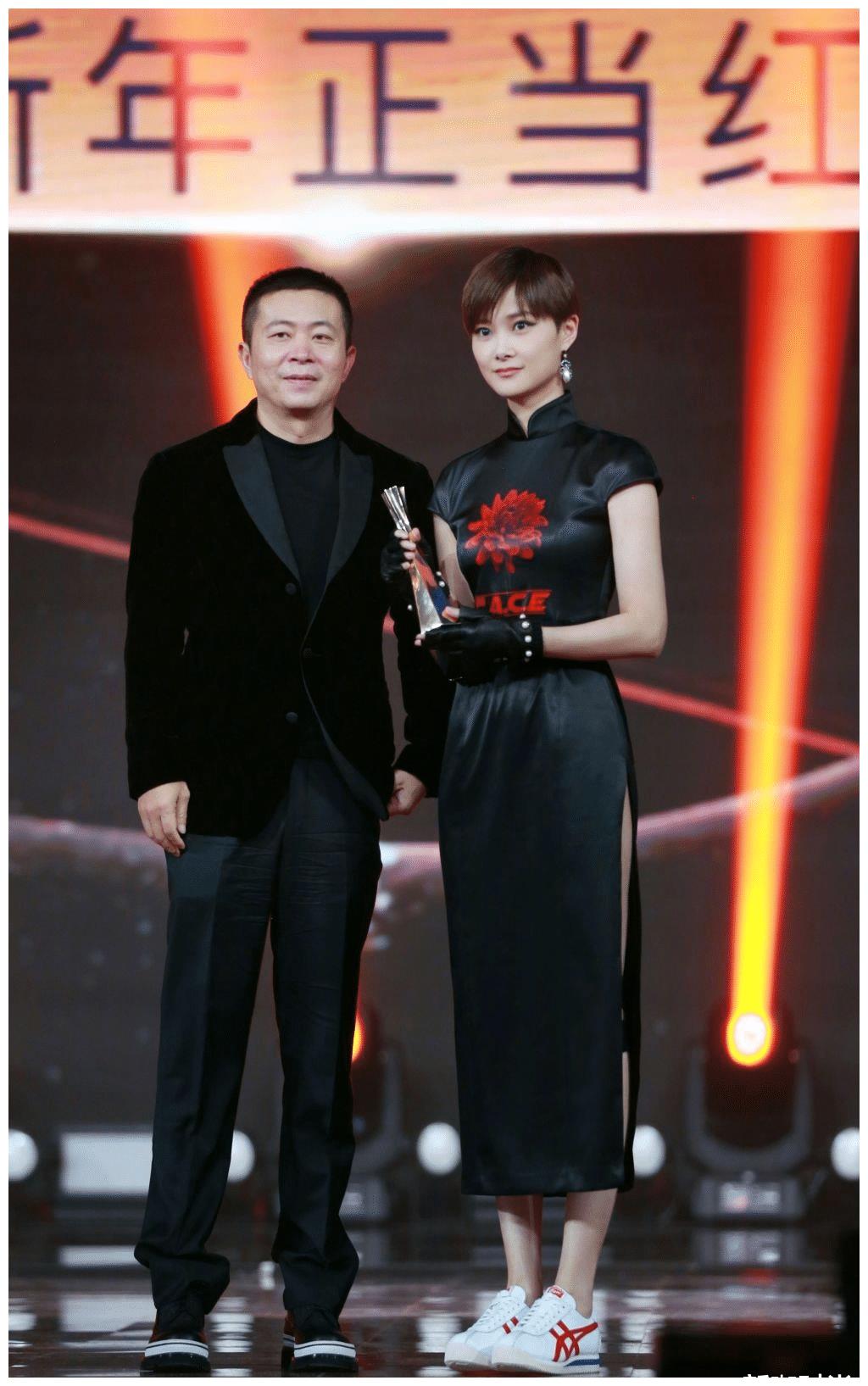 李宇春厉害了,西装丝袜与旗袍无缝对接,不愧是国际春