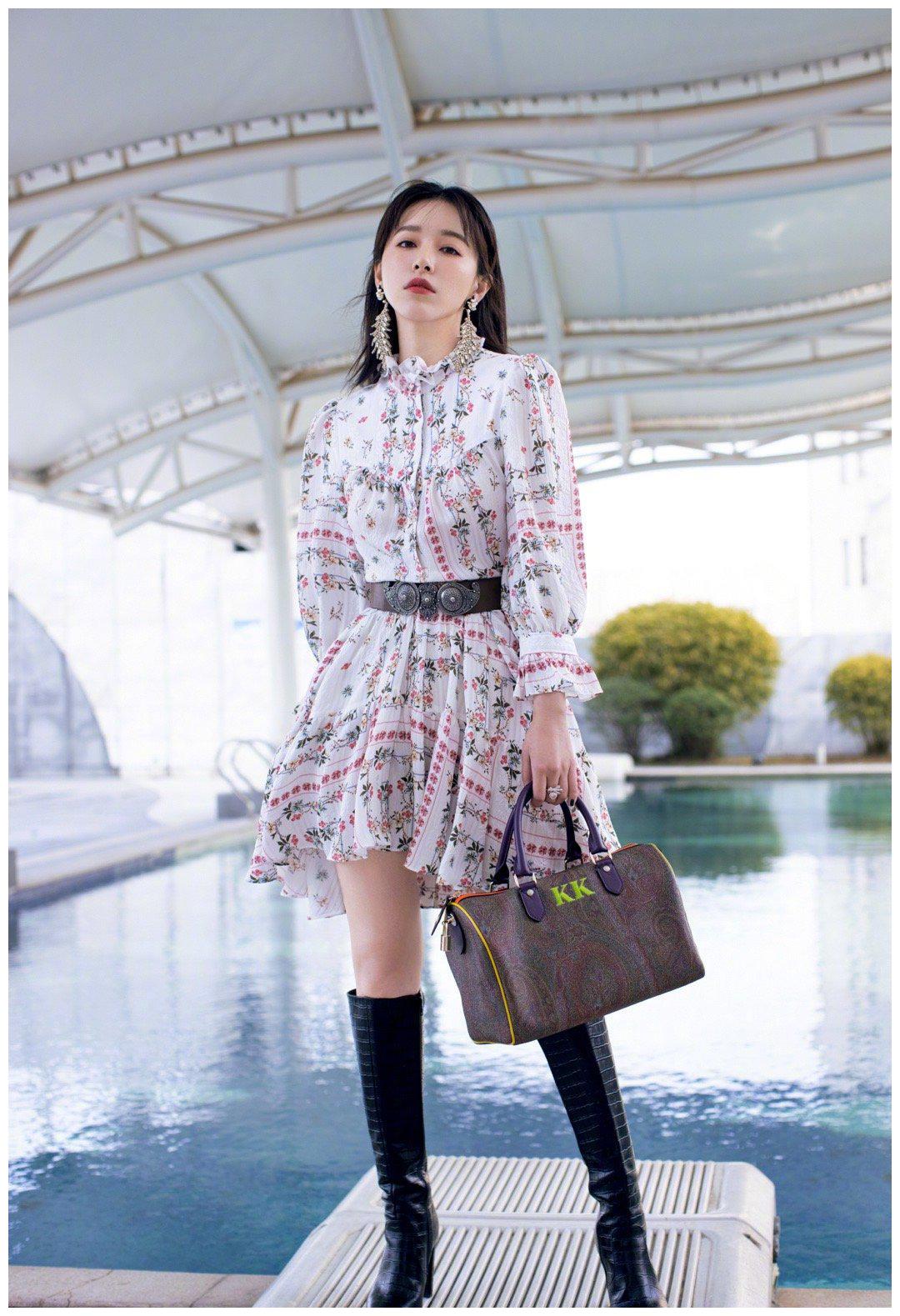 阚清子晒出最新春季私服,花裙子配长筒靴,可盐可甜少女感十足