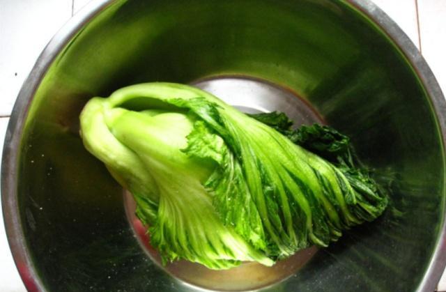 65岁婆婆腌酸菜:别加一滴水,多放一点"它",又酸又脆不生花!