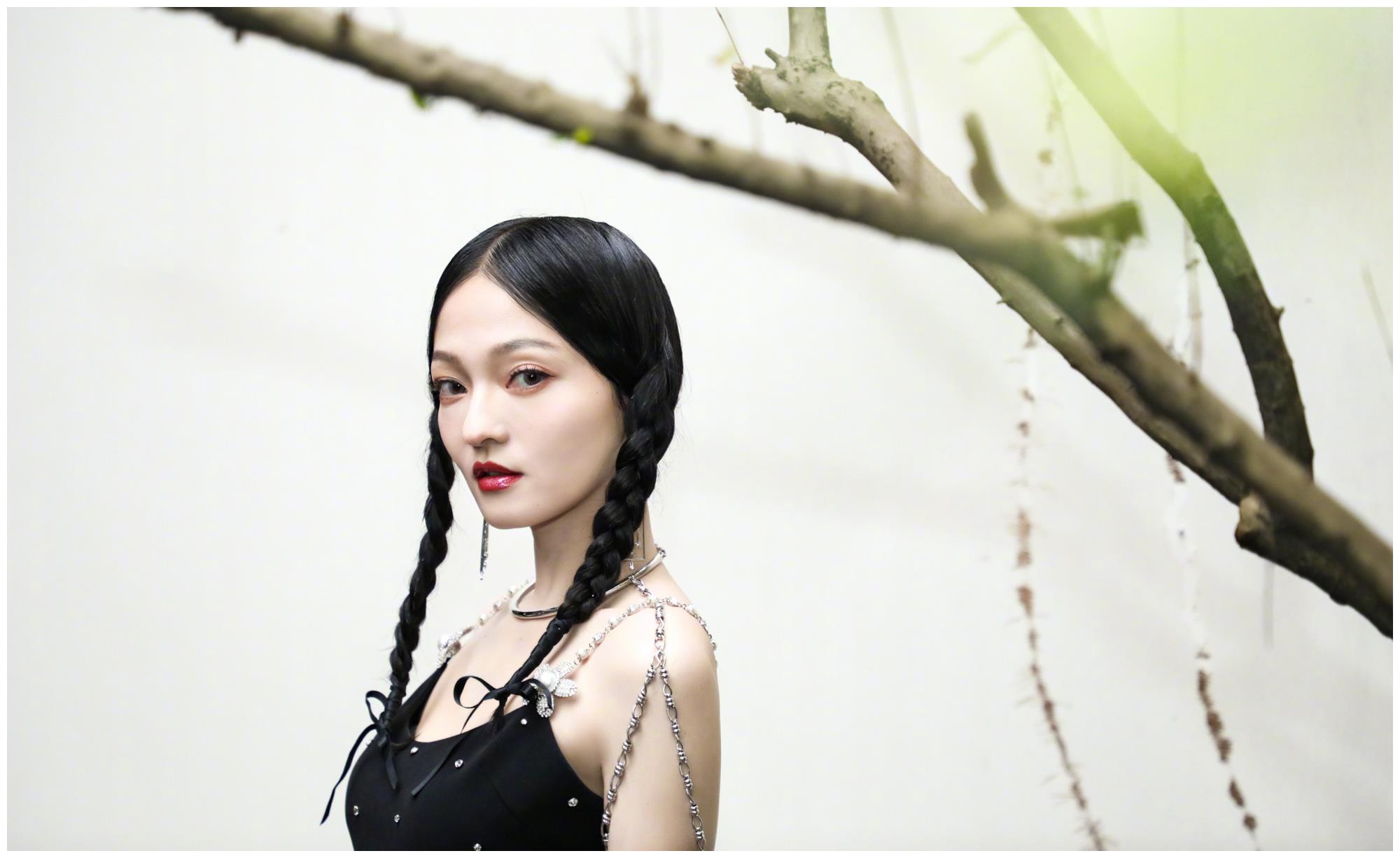 张韶涵双马尾穿闪钻裙宛如人间精灵跳舞超嗨