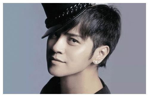 罗志祥配黑白照发总结2020年不需要逃避真实的面对自己