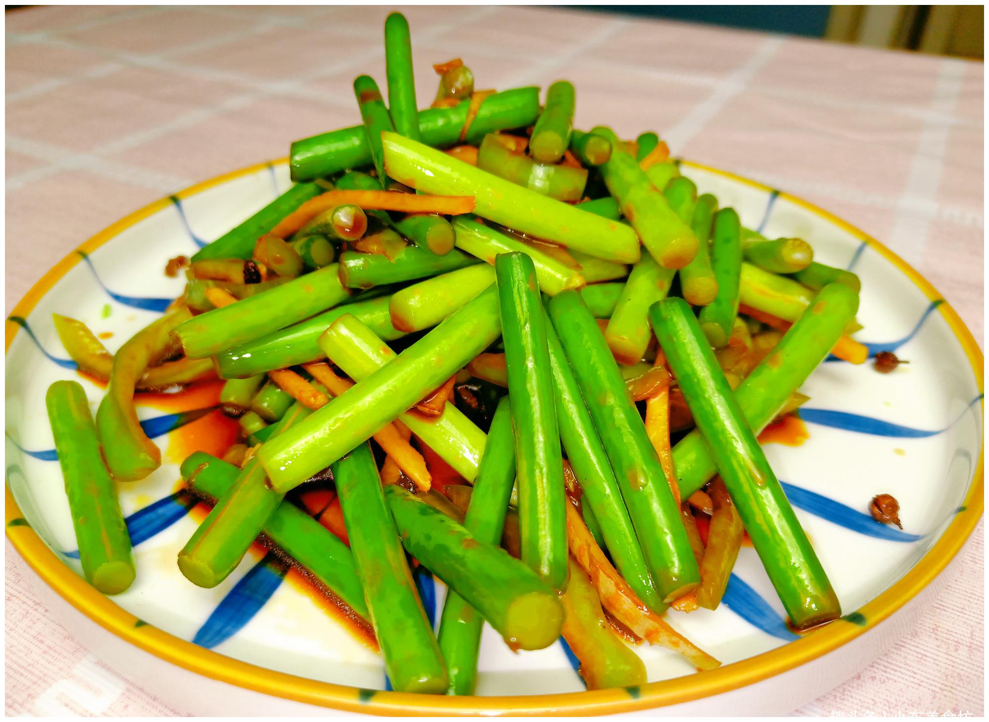 导语:现在又到了吃蒜薹的季节了,学会蒜薹这种吃法,清脆爽口,比大鱼大