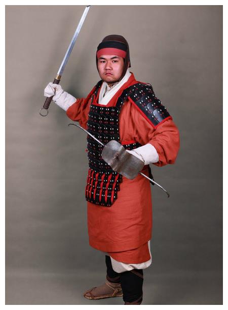 现代网友复原的汉代武士接下来咱说的这个盔型,就是汉朝人摸的石头