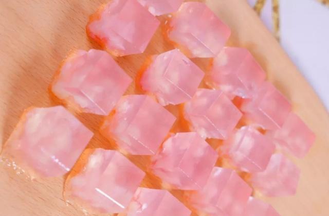 粉红色的桃肉果冻甜而不腻水润爽口这味道像极了爱情