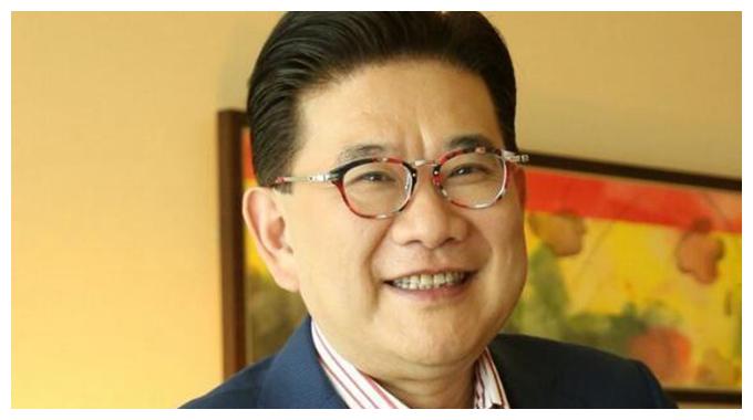 曹可凡近照,梳二分头胖圆脸笑容可掬,妻子是圈外人