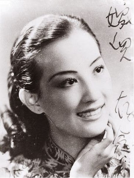 1947年,周璇主演了黑白故事片 《长相思》首次在香港银幕上出现,其中