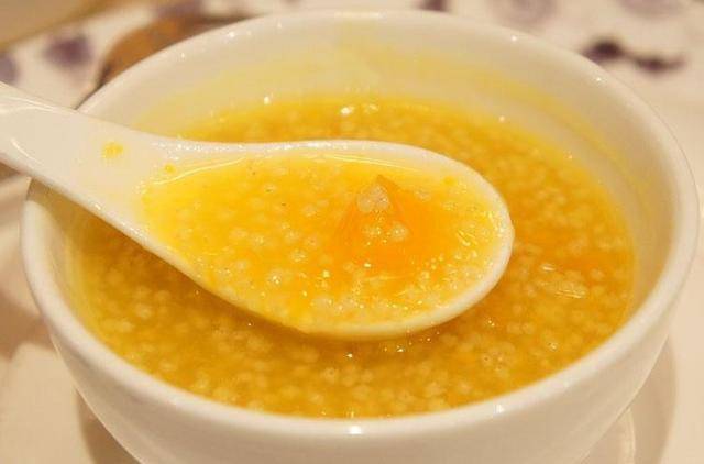 今天韩老师就给大家推荐一道养生滋补粥——小米胡萝卜粥.