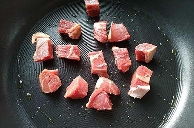 3两牛肉,2个西红柿,我家一周吃3次,太香了,拿红烧肉都不换