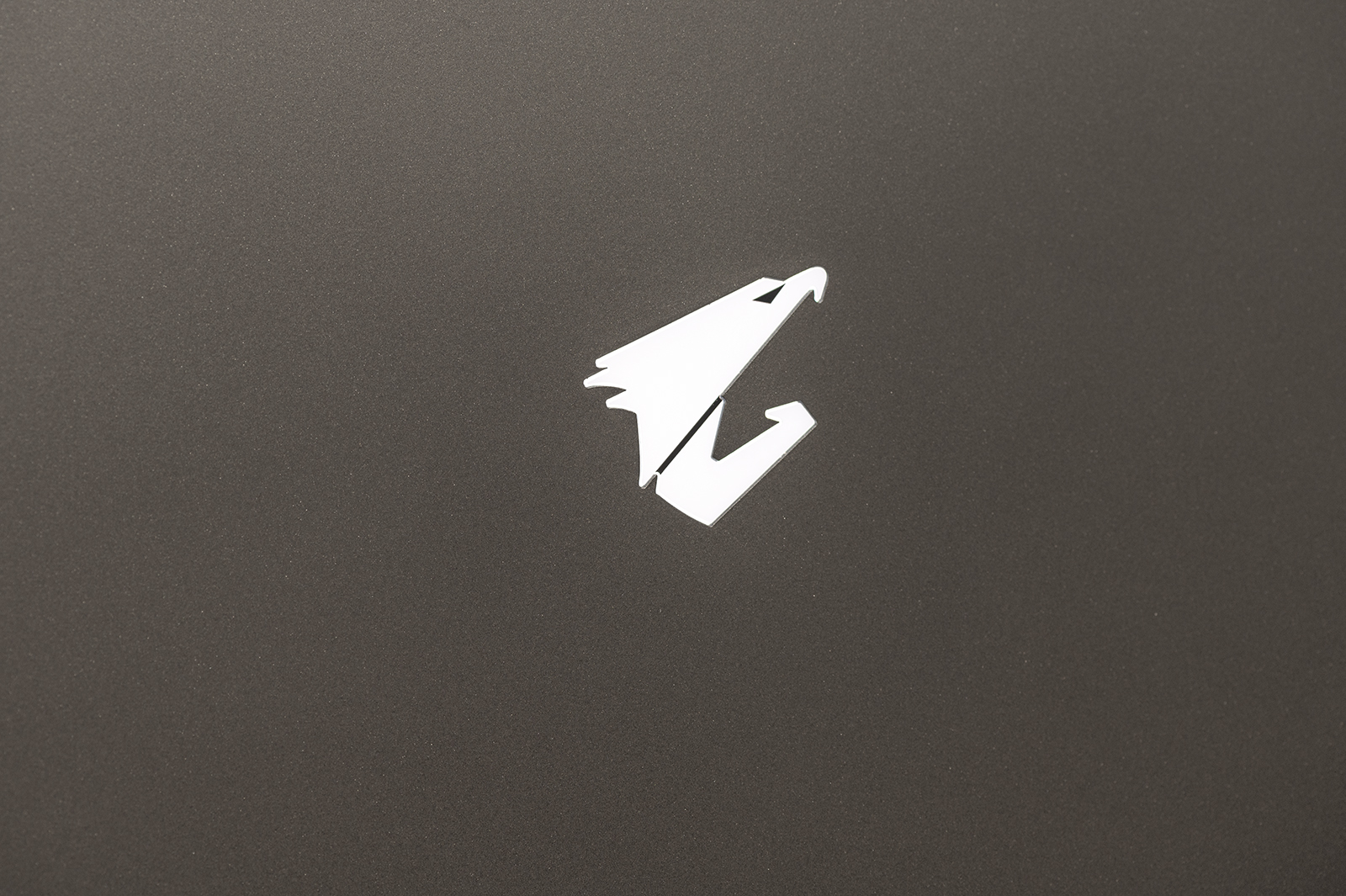 aorus给人第一感觉就很像深灰色的兰博基尼跑车,以碳黑色为主要配色