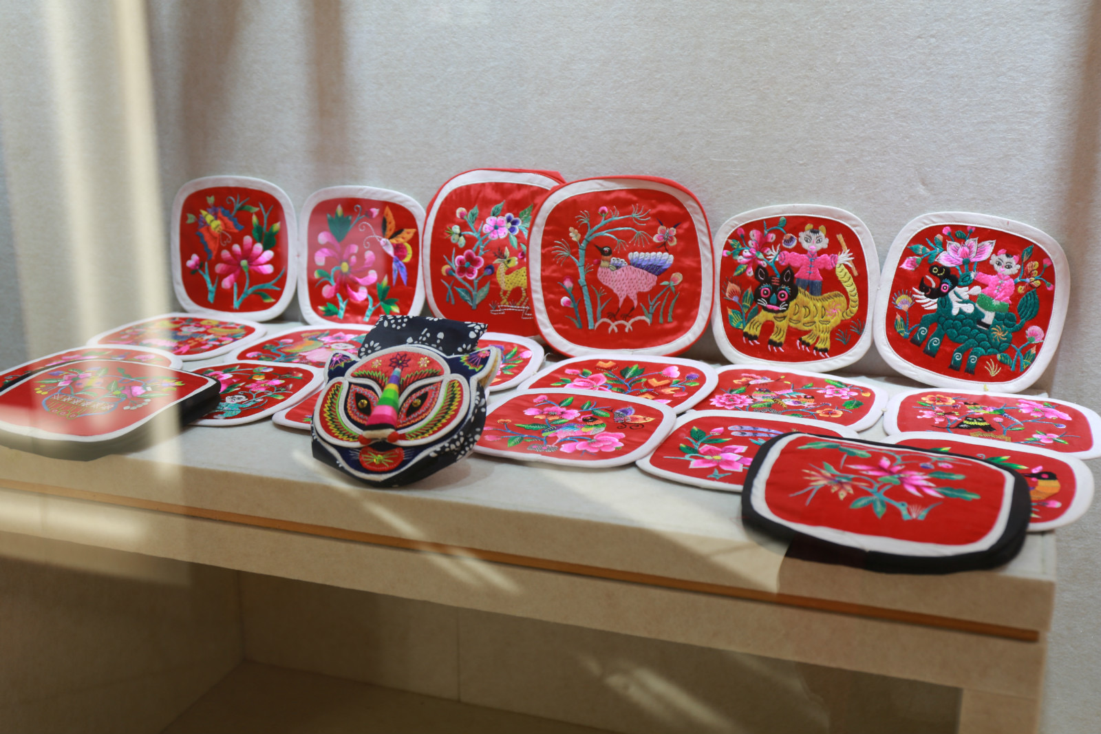 针线真实还原,将心中挂念凝聚于尺寸之间,作为中国传统民间艺术的刺绣