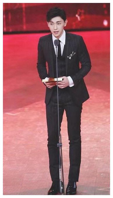 邓伦的极品身材,头肩比例优秀,网友:爱了!