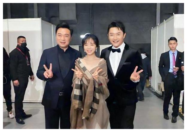 《以家人之名》主演重聚,谭松韵喜上眉梢,李爸凌爸摆拍默契十足