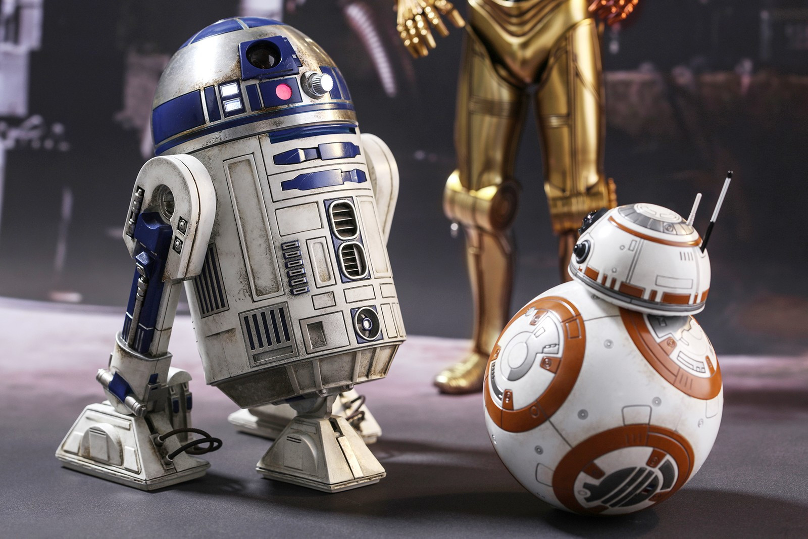 机器人没有必要,也没有能力做成人形,就像《星球大战》里的bb8和r2d2