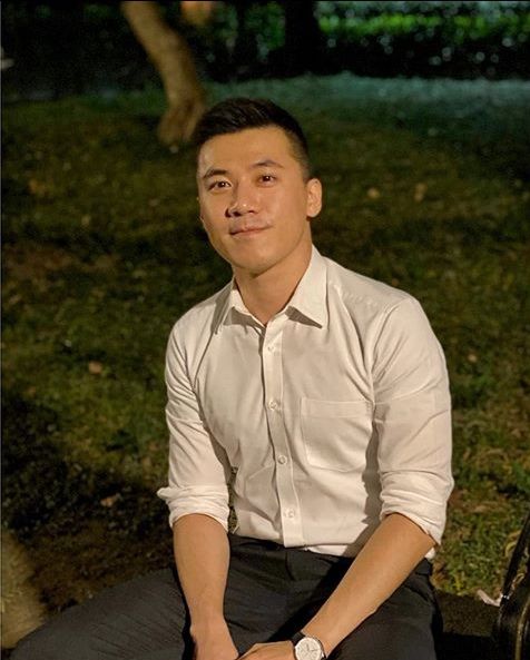 成熟帅气的正装肌肉帅哥