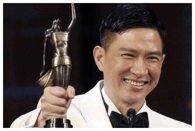 混的最"可怜"的一个影帝,在公众场合都不敢说自己的名字