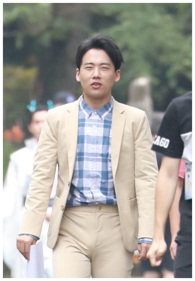 《奔跑吧》路透李晨休闲,郭麒麟雅痞 阚清子扎双马尾白裙清纯__财经