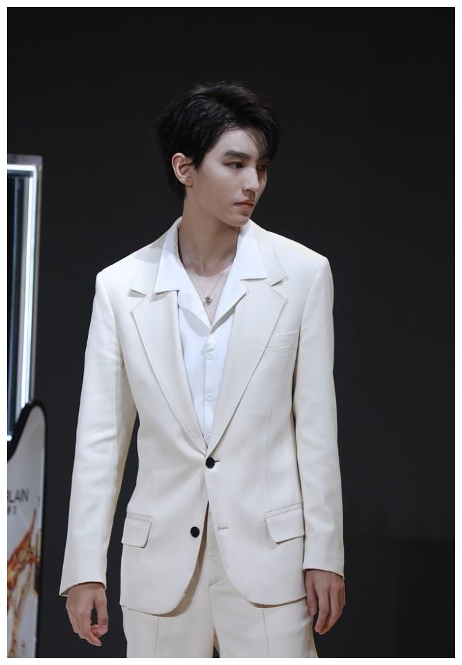 王俊凯一身米白西装贵族范满满 眉目清朗气质纯净__财经头条
