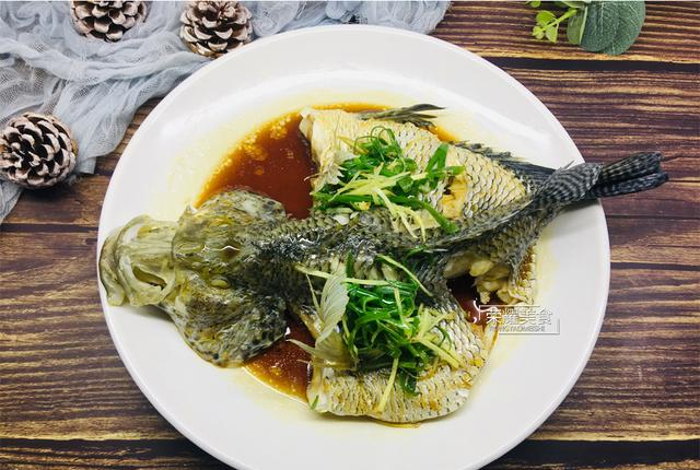 清蒸花斑鱼,鱼摊老板建议清蒸,无须盐和料酒腌制,试