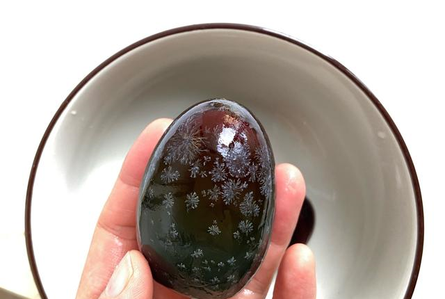 搞错的人可不少,皮蛋这样吃没苦味更美味__财经头条