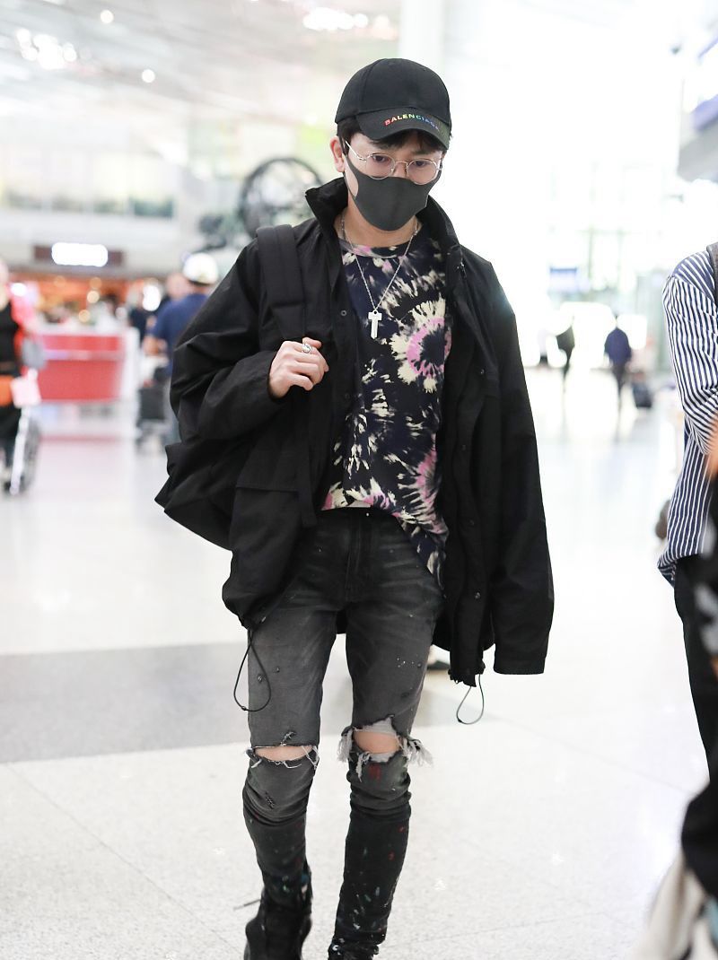 苏有朋穿着时尚潮流现身机场,背包快走满满男神范