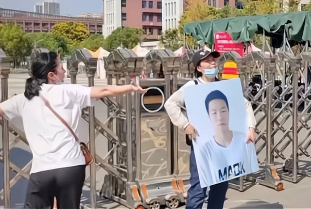 惹事了!男子地下车库练摩托车撞400万宾利,维修费要40万休闲区蓝鸢梦想 - Www.slyday.coM 惹事了!男子地下车库练摩托车撞400万宾利,维修费要40万休闲区蓝鸢梦想 - Www.slyday.coM