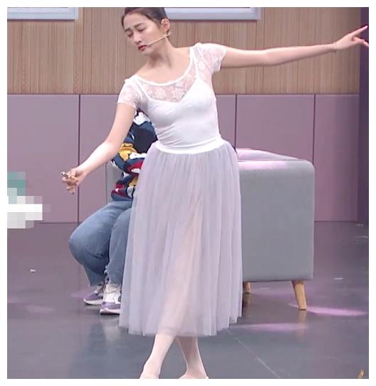 关晓彤节目中挑战芭蕾舞,当看清她的造型,果真是优秀的存在