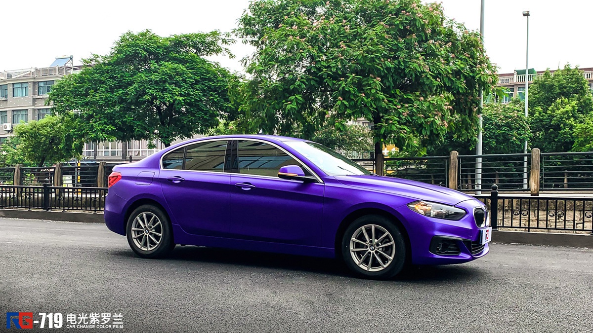 宝马118i车身改色膜电光紫罗兰,给自己得爱车换个颜色就像自己换个