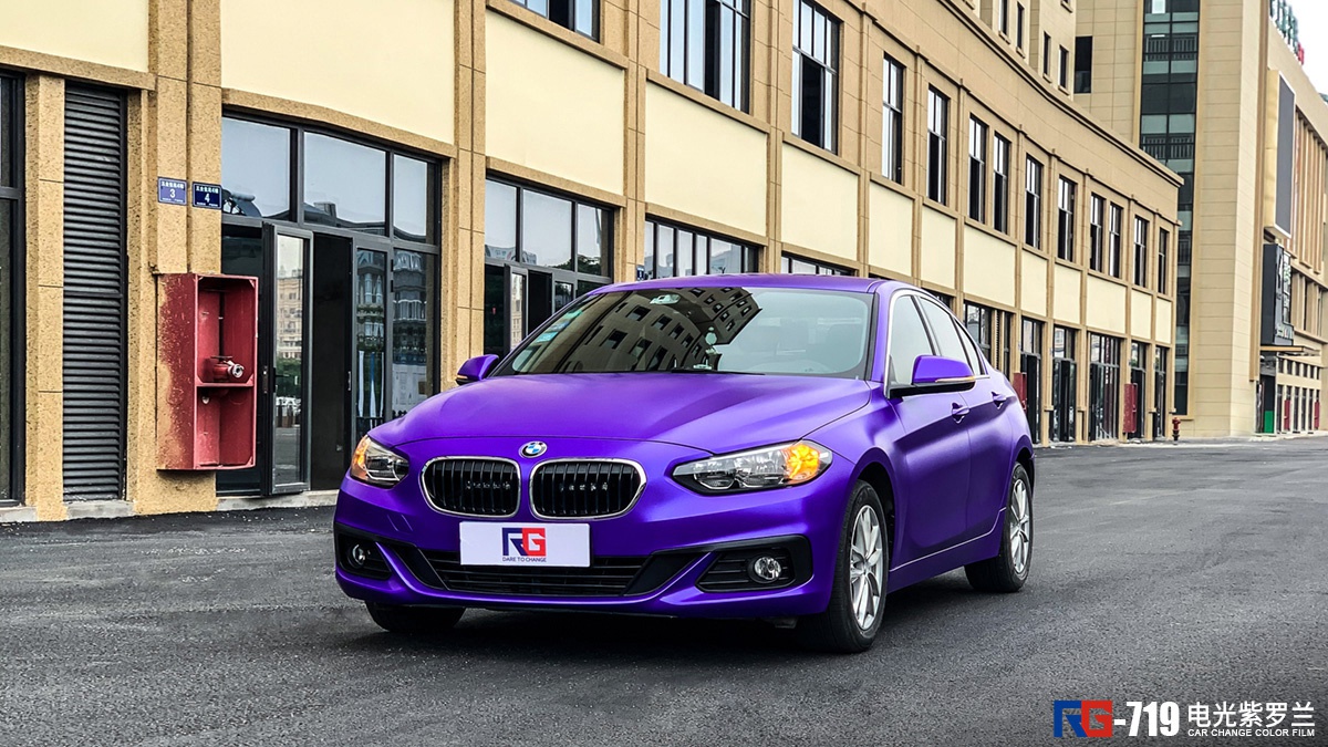 宝马118i车身改色膜电光紫罗兰,给自己得爱车换个颜色就像自己换个