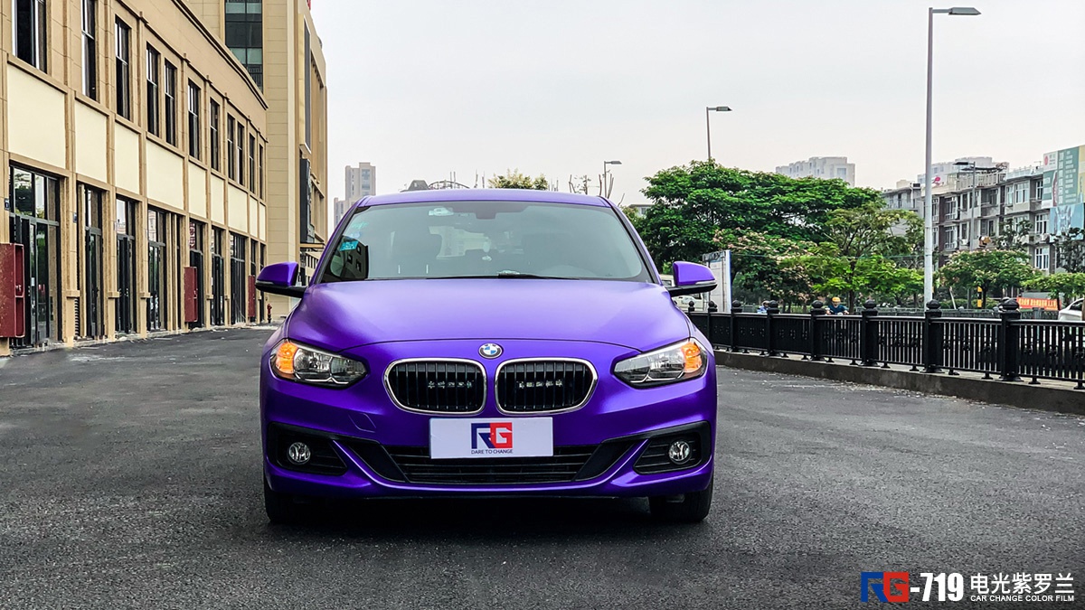 宝马118i车身改色膜电光紫罗兰,给自己得爱车换个颜色就像自己换个
