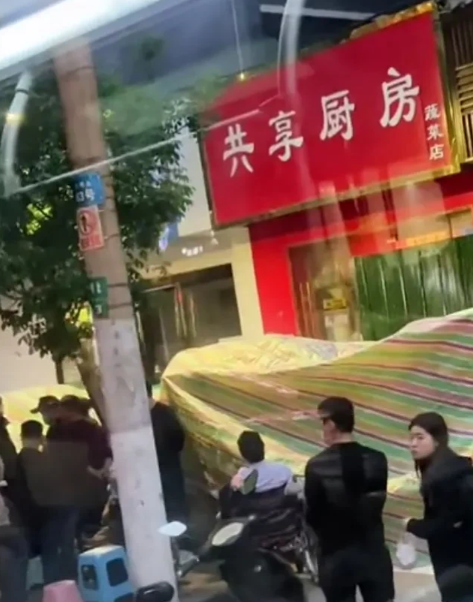 郑州抗癌共享厨房翻车,打着爱心名义赚钱,9年2辆豪车3套房休闲区蓝鸢梦想 - Www.slyday.coM 郑州抗癌共享厨房翻车,打着爱心名义赚钱,9年2辆豪车3套房休闲区蓝鸢梦想 - Www.slyday.coM