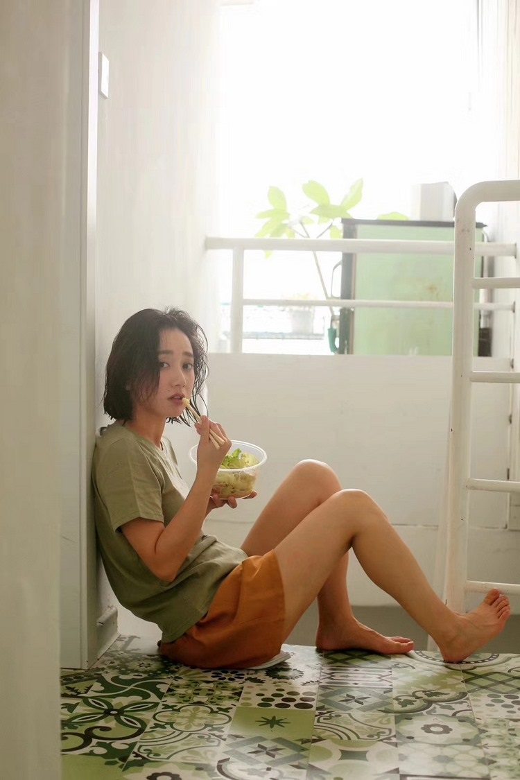 短发美女董晴小清新养眼清纯明星写真