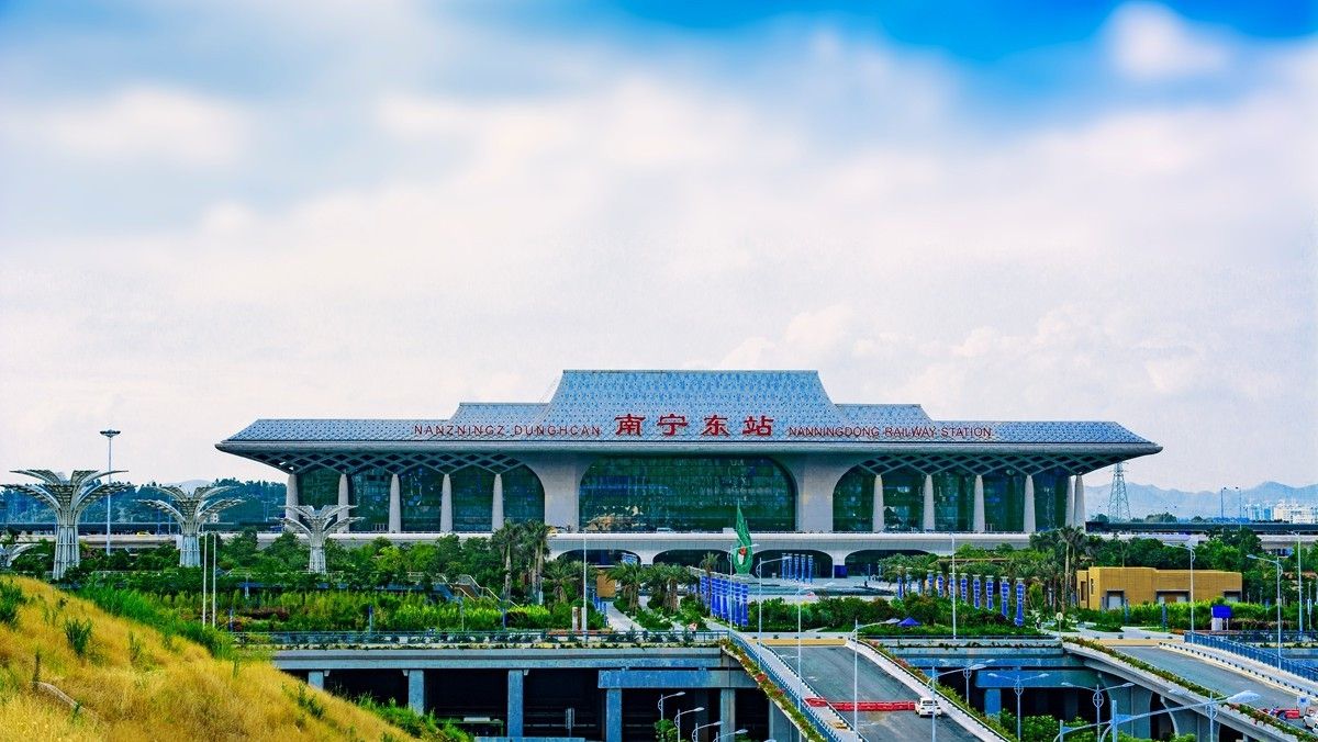 航拍南宁东站,西南最大规模高铁站,廊桥造型体现骑楼特色