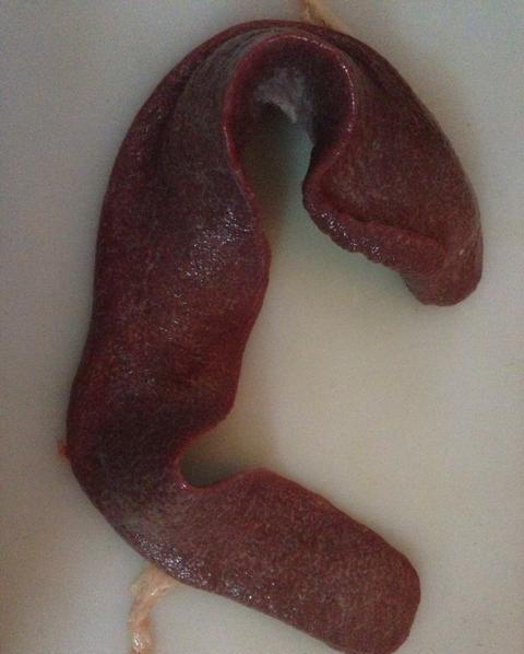 粉葛1个,胡萝卜1根,猪骨头1小块,姜片4片,蜜枣1个,赤小豆一小把【猪横