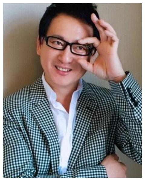 原来就是她的父亲郑成华,由于女儿的名气比较大,父亲也跟随女儿参加了