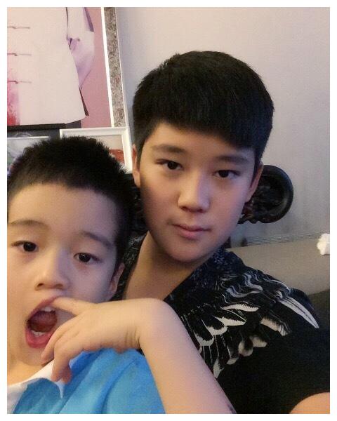 许亚军一家出游,第四任娇妻晒与小儿子合影,却不见继子许何身影