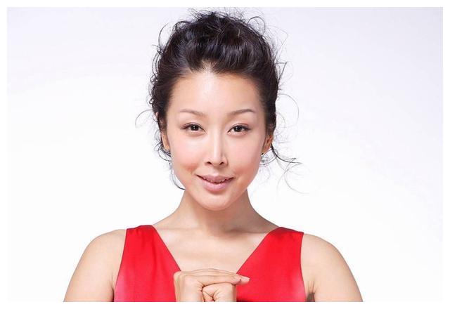 她唱着《祝你平安》成大名,情感屡受阻,如今嫁商界巨富相夫教子