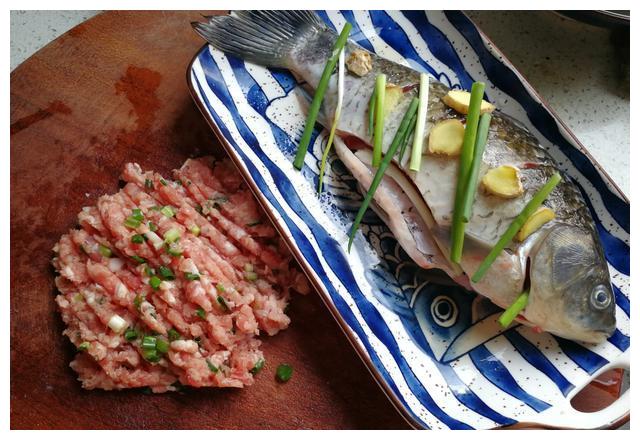 清蒸鲫鱼塞肉,当鱼和肉组合在一起,马上就明白了"鲜"字的含义|鲫鱼|鱼
