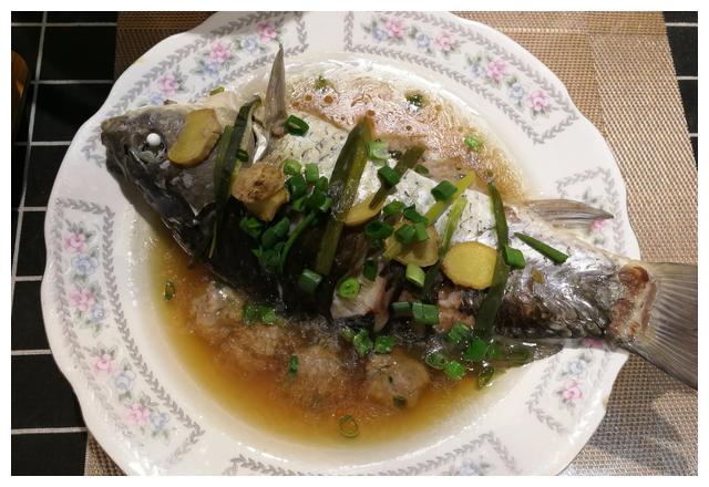 清蒸鲫鱼塞肉,当鱼和肉组合在一起,马上就明白了"鲜"字的含义