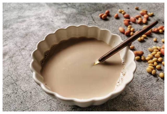 不爱喝牛奶的孩子,只爱喝自制的花生核桃豆浆,营养丰富口味香