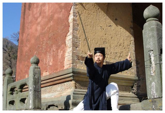 武当轻功第一人,凌空踢翻水瓶,堪比真实动作大片!