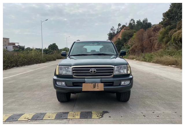 08款丰田陆地巡洋舰售价9万,腰线简洁流畅,轮拱造型很有肌肉感