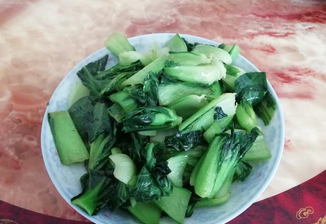 晒晒我家的午餐，8个人4道菜，发朋友圈被吐槽：难怪你家都是瘦子休闲区蓝鸢梦想 - Www.slyday.coM