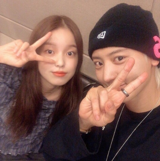 韩国女歌手rothy发布与exo成员灿烈合影