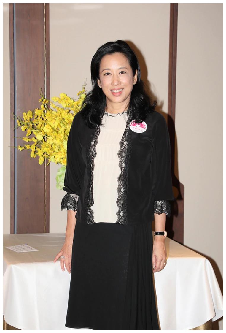 出镜甜笑状态很不错,被问到有没有被疫情影响到生活,朱玲玲表示自己